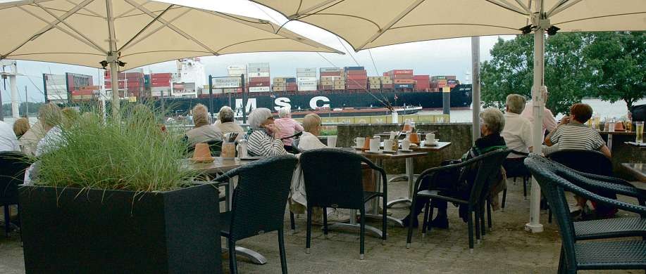 Vom Biergarten des Schulauer Fährhauses haben die Gäste eine perfekten Blick auf die Elbe und die vorbeifahrenden Schiffe und können bayrische Schmankerl genießen Fotos: Klein (3), Privat (3)