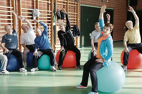 Um trotz einer Herzerkrankung fit zu bleiben, treffen sich die Teilnehmer der Herzsportgruppe des Kieler Turnvereins jeden Sonnabend Morgen mit Übungsleiterin Elena Schachmeier in der Uni-Sporthalle. FOTO: KAE