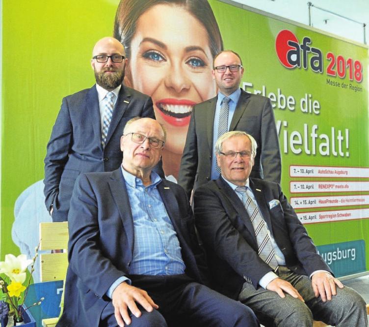 Pressekonferenz afa2018. Die „alten“ AFAG-Geschäftsführer Hermann (vorne links) und Heiko Könicke waren bei der diesjährigen afa-Pressekonferenz mit dabei. Sie übergaben die Geschäftsleitung Anfang des Jahres an ihre Söhne Thilo (stehend, links) und Henning Könicke, die mit verschiedenen Ausstellern rund um die afa informierten. Foto: David Libossek Pressekonferenz afa2018. Die „alten“ AFAG-Geschäftsführer Hermann (vorne links) und Heiko Könicke waren bei der diesjährigen afa-Pressekonferenz mit dabei. Sie übergaben die Geschäftsleitung Anfang des Jahres an ihre Söhne Thilo (stehend, links) und Henning Könicke, die mit verschiedenen Ausstellern rund um die afa informierten. Foto: David Libossek