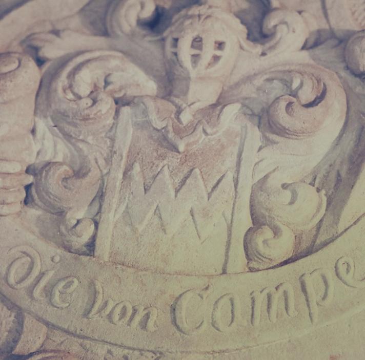 Einziges Überbleibsel aus der alten Grabkammer ist der gemeißelte Epitaph der Adelsfamilien. Einziges Überbleibsel aus der alten Grabkammer ist der gemeißelte Epitaph der Adelsfamilien.