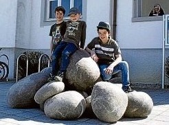 Andreas, Til und Tom (von links) tobten auf den „weichen Steinen“, eine Installation von Gabi Bauer. Andreas, Til und Tom (von links) tobten auf den „weichen Steinen“, eine Installation von Gabi Bauer.