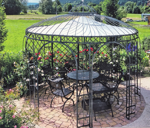 Lauschiges Plätzchen im Garten: Ein offener Metall-Pavillon wie das Modell „Piemont“ zaubert ein stilvolles Ambiente im Garten. Foto: djd/gartenpavillon-noller.de Lauschiges Plätzchen im Garten: Ein offener Metall-Pavillon wie das Modell „Piemont“ zaubert ein stilvolles Ambiente im Garten. Foto: djd/gartenpavillon-noller.de