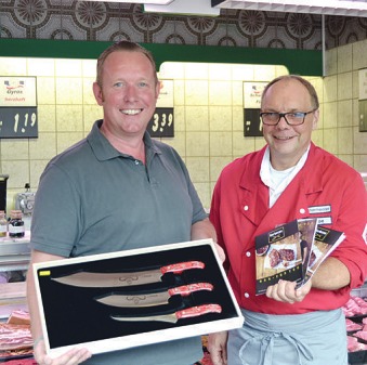 Michael Raabe freute sich mit seinem Kunden Andreas Hensel, der ein hochwertiges Messer-Set gewonnen hat