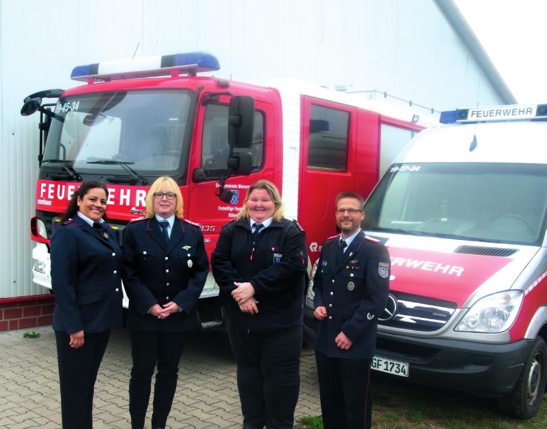 Mit Leib und Seele bei der Freiwilligen Feuerwehr der Samtgemeinde Meinersen: Nancy Wemmel, Birgit Ludolf, Nina Lorfi ng und Samtgemeindebrandmeister Sven J. Mayer. © Photowerk (2) Mit Leib und Seele bei der Freiwilligen Feuerwehr der Samtgemeinde Meinersen: Nancy Wemmel, Birgit Ludolf, Nina Lorfi ng und Samtgemeindebrandmeister Sven J. Mayer. © Photowerk (2)