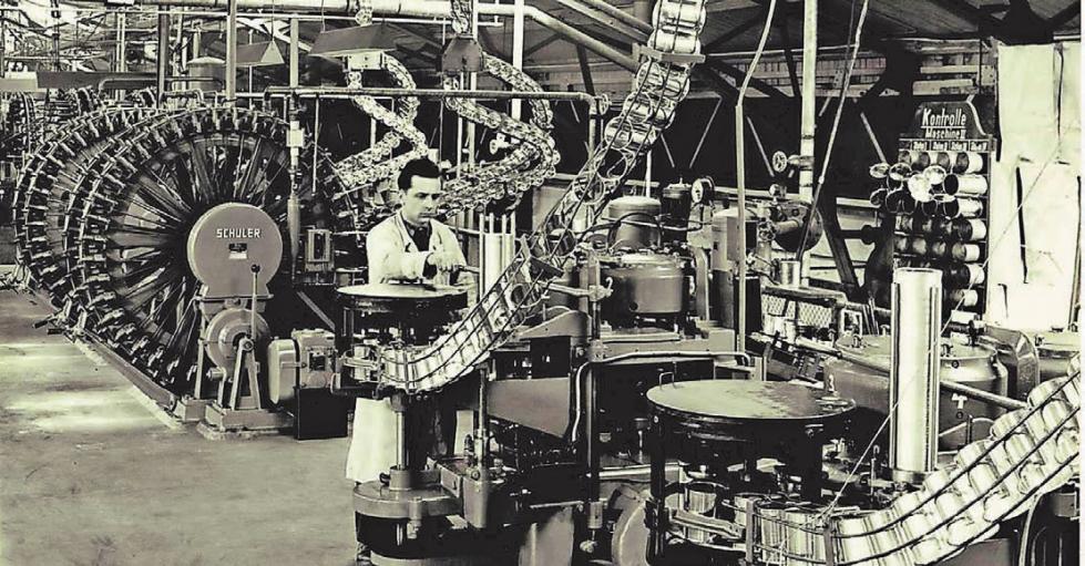 Schon früh wurden bei Herberts die Lacke maschinell in Dosen verpackt. Heute übernehmen das bei Axalta vollautomatische Maschinen (unten).Fotos: Axalta Coatings Facility Schon früh wurden bei Herberts die Lacke maschinell in Dosen verpackt. Heute übernehmen das bei Axalta vollautomatische Maschinen (unten).Fotos: Axalta Coatings Facility