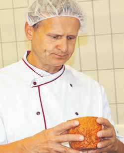 Prüfer Obermeister der Fleischer-Innung Bodenseekreis Rainer Gössl ist sehr zufrieden mit dem Fleischkäse.