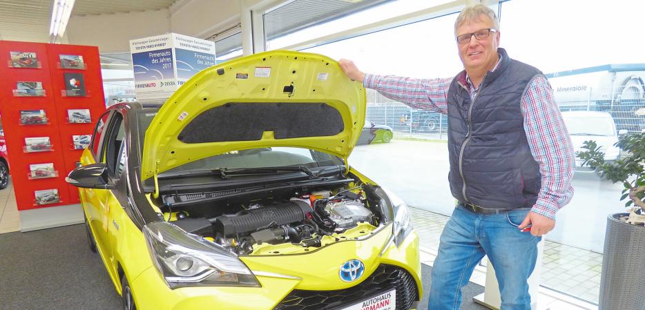 Bernd Gehrmann mit einem Toyota Yaris Hybrid, der über zwei Motoren verfügt. Fotos: as