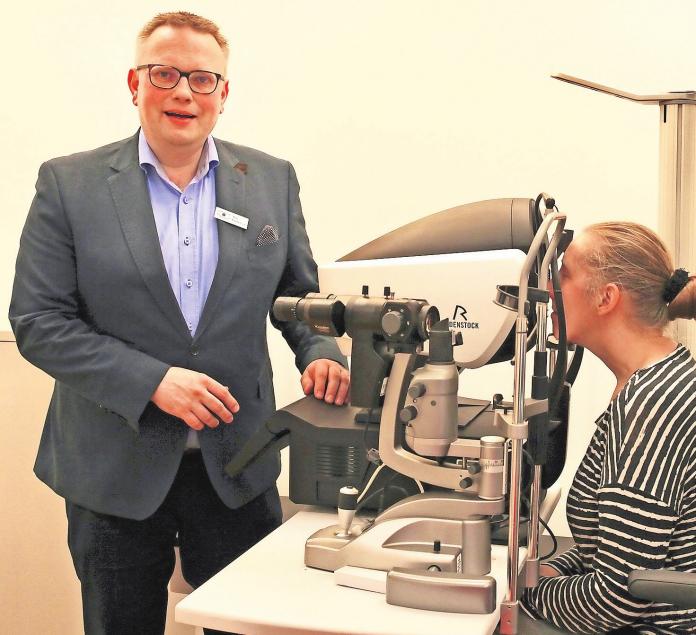 Augenoptiker Tim Findeisen bei der hochpräzisen Messung am DNEye Scanner 2. Foto: Augenoptik Findeisen Augenoptiker Tim Findeisen bei der hochpräzisen Messung am DNEye Scanner 2. Foto: Augenoptik Findeisen
