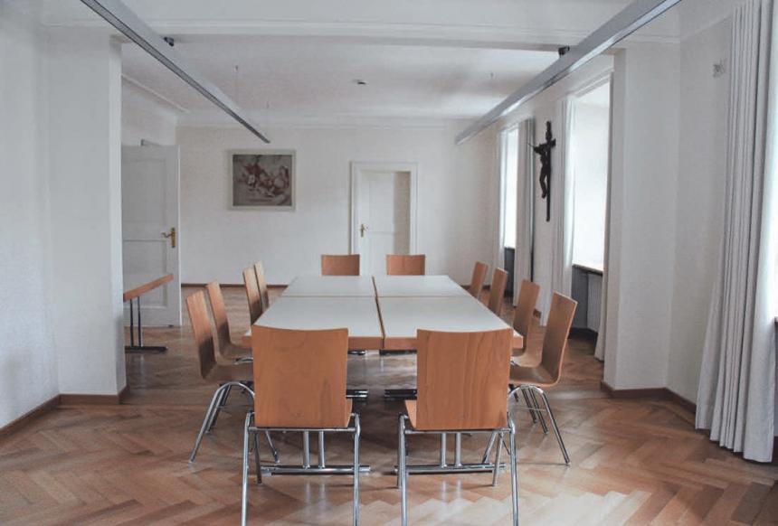 Dank einer eingebauten Faltwand können die Räume im ersten Stock zu einem großen Saal umfunktioniert werden.