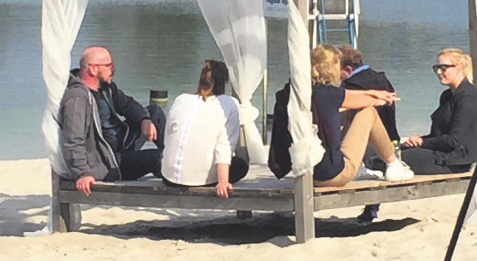 Mehrere Pavillons bieten schattige Sitzplätze direkt am Wasser.