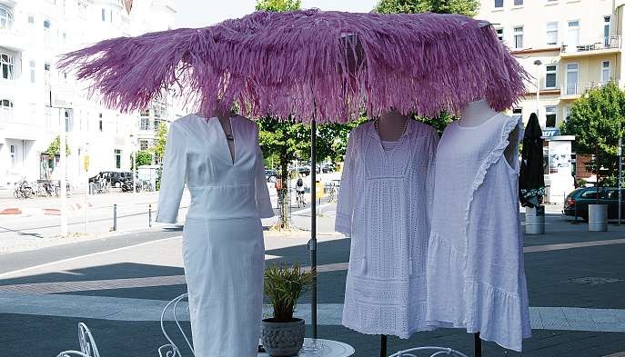 Passend zur heutigen White Night: klassische Sommerkleider in Weiß. FOTO: KIE Passend zur heutigen White Night: klassische Sommerkleider in Weiß. FOTO: KIE