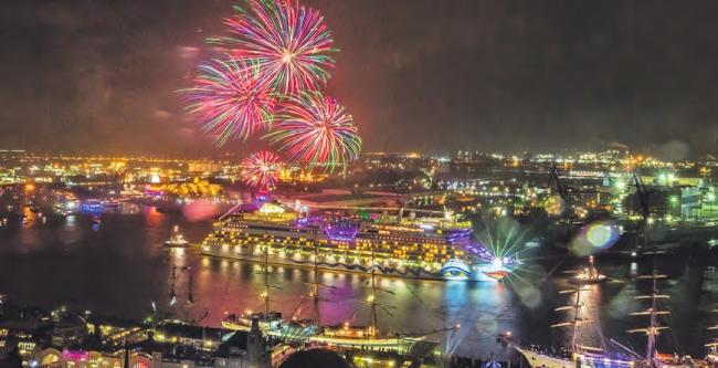 Himmlisches Highlight: Am Samstagabend verzaubert das große AIDA-Feuerwerk die Hafenbesucher, Foto: C. Lietzmann