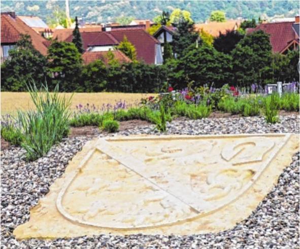 Am neuen Kreisel begrüßt jetzt das Zeiler Stadtwappen in Sandstein die Gäste. FOTO SABINE WEINBEER