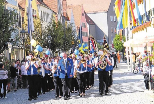Die Jugendkapelle Gunzenhausen untermalt nicht nur das Aufstellen des Kerwabaums am 8. September. Auch am 10. September gibt sie anlässlich der Eröffnung ein Standkonzert und schenkt dem Frühschoppen am 11. September den musikalischen Rahmen. Die Jugendkapelle Gunzenhausen untermalt nicht nur das Aufstellen des Kerwabaums am 8. September. Auch am 10. September gibt sie anlässlich der Eröffnung ein Standkonzert und schenkt dem Frühschoppen am 11. September den musikalischen Rahmen.