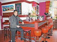 Inhaber Hermann Singh freut sich auf ein volles Restaurant und gut gelaunte Gäste Foto: cs