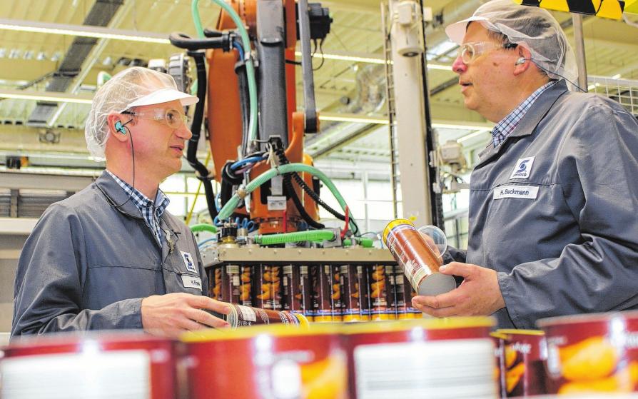 Produktionsleiter Heiko Frank im Gespräch mit Helmut Beckmann, Leiter Qualitätssicherung (v.li.): Sechs Hochleistungslinien bringen es auf je bis zu 15000 Dosen pro Stunde, bis zu 25 Lkw verlassen täglich dasWerk. Produktionsleiter Heiko Frank im Gespräch mit Helmut Beckmann, Leiter Qualitätssicherung (v.li.): Sechs Hochleistungslinien bringen es auf je bis zu 15000 Dosen pro Stunde, bis zu 25 Lkw verlassen täglich dasWerk.