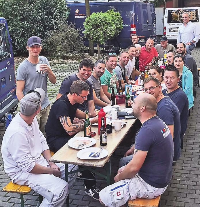 Das Team aus allen Gewerken baut individuelle Badezimmer auf dem neuesten Stand – weil man sich seit Jahren kennt und gut versteht wie hier beim jährlichen Teamtreffen. Fotos: Christian Modla, Veit Arnold Das Team aus allen Gewerken baut individuelle Badezimmer auf dem neuesten Stand – weil man sich seit Jahren kennt und gut versteht wie hier beim jährlichen Teamtreffen. Fotos: Christian Modla, Veit Arnold