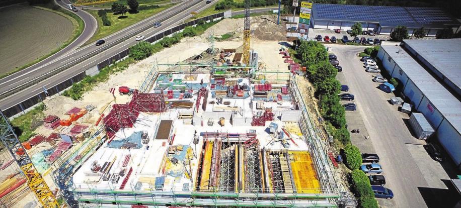 Das Warten hat ein Ende. Die KinoGruppeRusch stemmte im Gewerbegebiet von Meitingen und Westendorf in Eigenregie den Bau eines ihrer modernsten Multiplex-Kinos mit mehr als 200 kostenlosen Parkplätzen und barrierefreiem Zugang zu allen Kinosälen und dem riesigen Indoor-Spielplatz mit Rutsche. Das Warten hat ein Ende. Die KinoGruppeRusch stemmte im Gewerbegebiet von Meitingen und Westendorf in Eigenregie den Bau eines ihrer modernsten Multiplex-Kinos mit mehr als 200 kostenlosen Parkplätzen und barrierefreiem Zugang zu allen Kinosälen und dem riesigen Indoor-Spielplatz mit Rutsche.