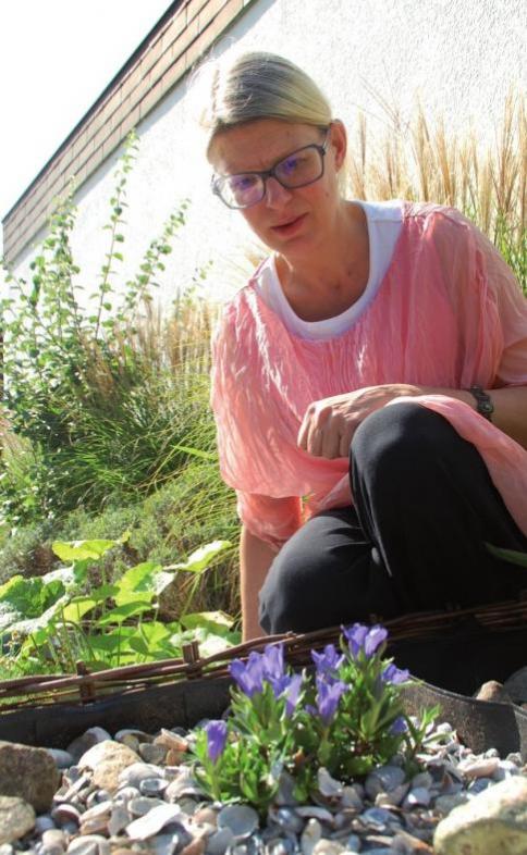 Nicht nur blau ist der Enzian: Kräuterpädagogin Steffi Katrin von Bargen hat in ihrem Garten auch gelben Enzian gegen Magenprobleme. Fotos: Laudin