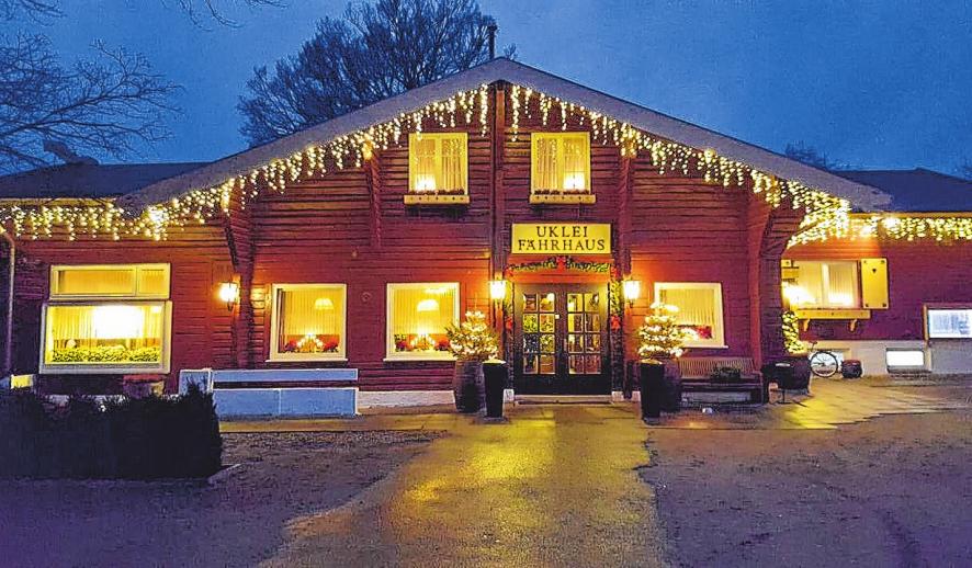 Stimmungsvolles Erscheinungsbild: Weihnachtsromantik ist im Uklei-Fährhaus garantiert. FOTOS: KG, AJ Stimmungsvolles Erscheinungsbild: Weihnachtsromantik ist im Uklei-Fährhaus garantiert. FOTOS: KG, AJ