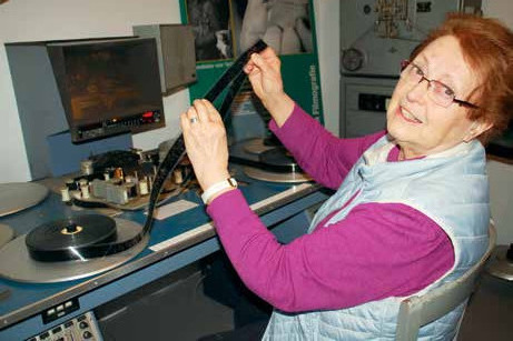 Die ehemalige Cutterin Monika Götz an ihrem Arbeitsplatz bei der Jungen Film-Union Fotos: Susanne Laudien