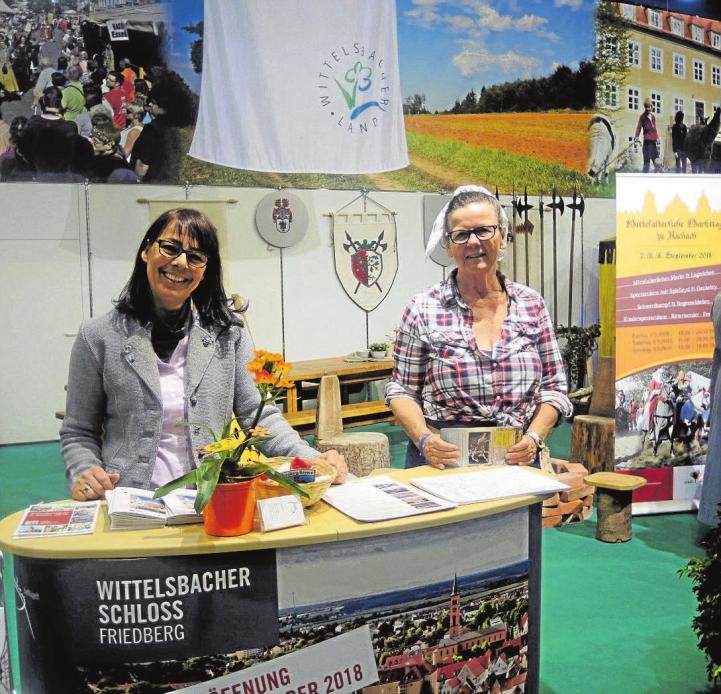 Wer die Stadt Friedberg und ihre Geschichte erleben und entdecken wollte, bekam auf der afa2018 interessante Informationen zu diversen Führungen. 2019 will der Veranstalter regionale Angebote noch stärker in den Vorder- grund stellen. Fotos: Christine Wieser Wer die Stadt Friedberg und ihre Geschichte erleben und entdecken wollte, bekam auf der afa2018 interessante Informationen zu diversen Führungen. 2019 will der Veranstalter regionale Angebote noch stärker in den Vorder- grund stellen. Fotos: Christine Wieser