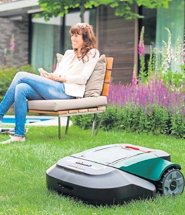 Rasenroboter sind der beste Weg hin zu einem entspannten Rasenmähen. Sie lassen die Rasenmahd zum Kinderspiel werden.