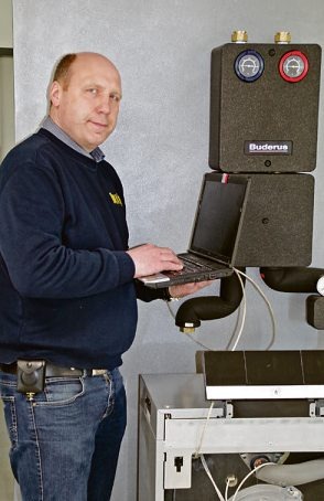 Dirk Behmer stellt vom Laptop aus eine Heizungsanlage ein Heike Vosberg