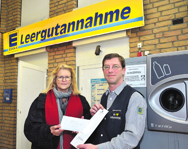 Petra Kretschmer nahm von Fritz Bartsch die Pfandspende im Edeka Markt in der Allerstraße entgegen. Petra Kretschmer nahm von Fritz Bartsch die Pfandspende im Edeka Markt in der Allerstraße entgegen.
