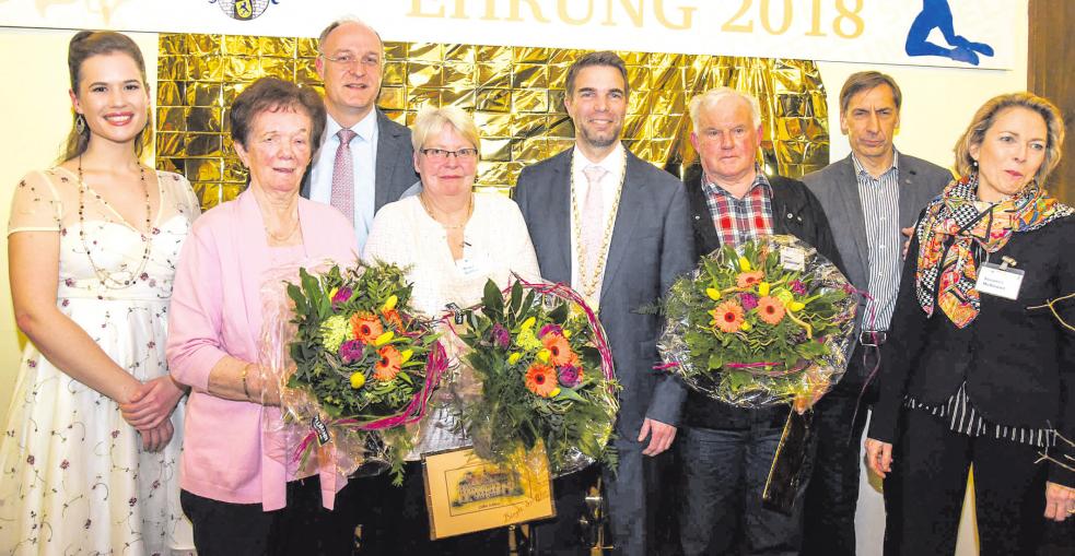 Jessy James LaFleur (von links), Gertrud Wiedemeier, Jörg Ristow, Birgit Stöffler, Dr. Jörg Nigge, Detlef Wiedemeier, Klaus Rohr und Susanne McDowell. Fotos: Lisa Müller Jessy James LaFleur (von links), Gertrud Wiedemeier, Jörg Ristow, Birgit Stöffler, Dr. Jörg Nigge, Detlef Wiedemeier, Klaus Rohr und Susanne McDowell. Fotos: Lisa Müller