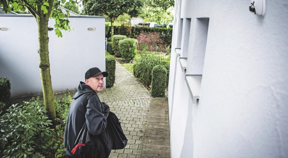 Eine Videoüberwachung rund ums Haus nimmt auf, wenn sich jemand auf dem Grundstück zu schaffen macht. Foto: djd/Abus Eine Videoüberwachung rund ums Haus nimmt auf, wenn sich jemand auf dem Grundstück zu schaffen macht. Foto: djd/Abus