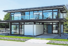 Moderne Fachwerkarchitektur mit großen Fensterflächen und Flachdach. Foto: BDF/HUF Haus