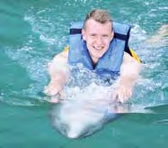 Besonders viel Spaß hatte Leipzigs Lukas Klostermann auf Jamaika beim Schwimmen mit Delfinen.
