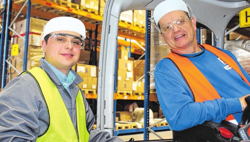 Supply-Chain-Manager Engin Güngör mit Staplerfahrer Dirk Hasselhoff (v.li.). Das neue Verschieberegal hat viele zusätzliche Lagerplätze geschaffen. Supply-Chain-Manager Engin Güngör mit Staplerfahrer Dirk Hasselhoff (v.li.). Das neue Verschieberegal hat viele zusätzliche Lagerplätze geschaffen.