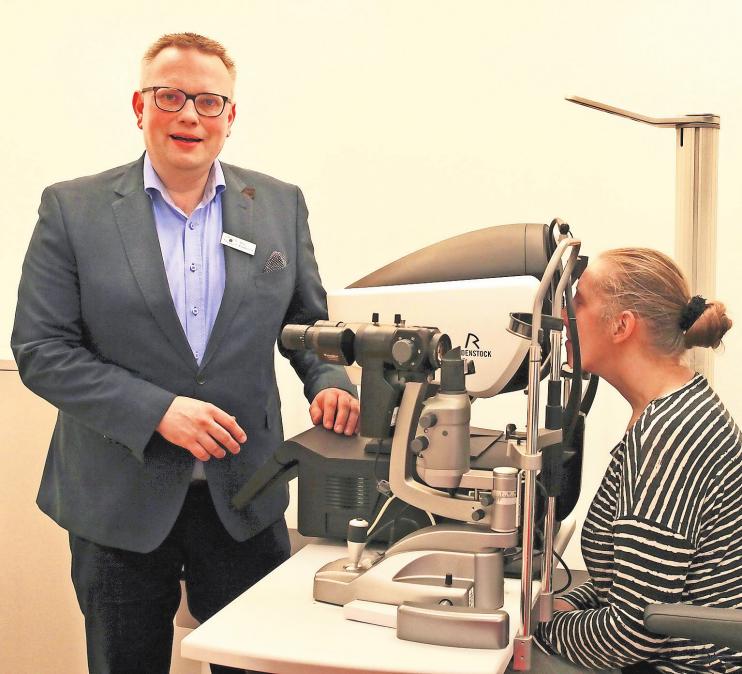 Tim Findeisen bei der Messung am DNEye Scanner 2. Foto: Augenoptik Findeisen Tim Findeisen bei der Messung am DNEye Scanner 2. Foto: Augenoptik Findeisen