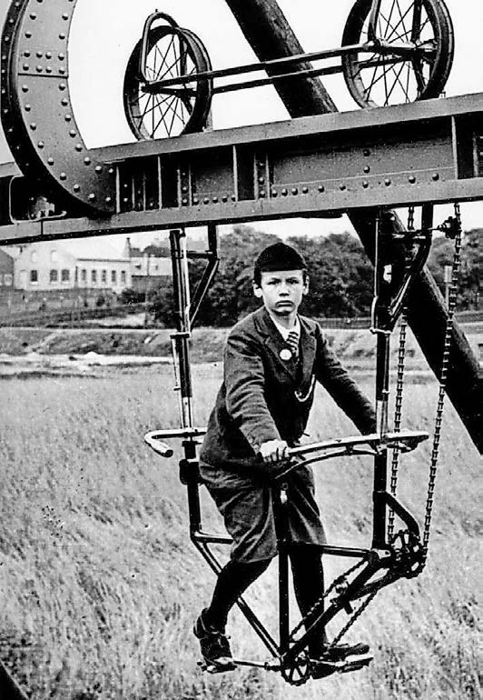 So sahen die ersten Versuche von Schwebahn-Erfinder Eugen Langen aus: Per Schwebe-Fahrrad demonstrierte er 1895 auf einer Teststrecke in Köln-Deutz seine Idee eines schwebenden Gefährts. Die Industriellen aus dem engen Wupper-Tal waren begeistert. Foto: aufgenommen um 1895 von einem unbekannten Fotografen, aus dem Buch „Wuppertal und die Schwebebahn“ von Michael Malicke, Rheinisch-Westfälisches Wirtschaftsarchiv. So sahen die ersten Versuche von Schwebahn-Erfinder Eugen Langen aus: Per Schwebe-Fahrrad demonstrierte er 1895 auf einer Teststrecke in Köln-Deutz seine Idee eines schwebenden Gefährts. Die Industriellen aus dem engen Wupper-Tal waren begeistert. Foto: aufgenommen um 1895 von einem unbekannten Fotografen, aus dem Buch „Wuppertal und die Schwebebahn“ von Michael Malicke, Rheinisch-Westfälisches Wirtschaftsarchiv.