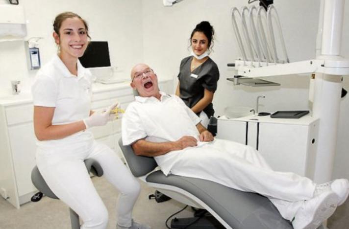 Lachen gehört dazu in der Zahnarztpraxis Dr. Ina von der Gracht.