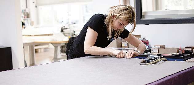 In der Bettenmanufaktur werden die Boxspringbetten von Hand gefertigt. FOTO: HFR In der Bettenmanufaktur werden die Boxspringbetten von Hand gefertigt. FOTO: HFR