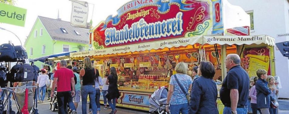 Hier gibt’s Süßes oder Saures. Auch Naschkatzen kommen auf dem Jahrmarkt nicht zu kurz. Foto: Ingrid Küchle Hier gibt’s Süßes oder Saures. Auch Naschkatzen kommen auf dem Jahrmarkt nicht zu kurz. Foto: Ingrid Küchle