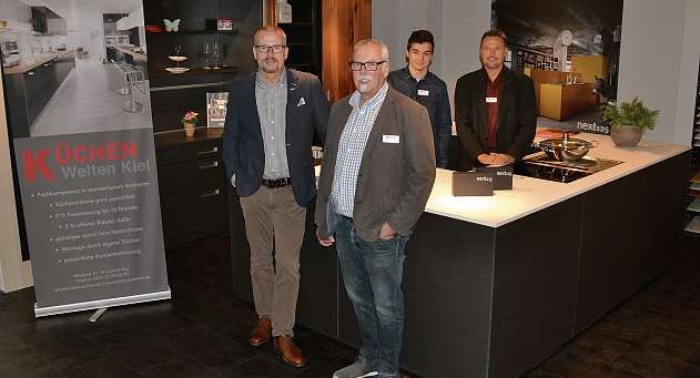Timm Witthohn (Inhaber), Ludwig Hölscher, Azubi Roman Cernov und Rüdiger Losch (v.li.n.re.) helfen bei der Suche nach der Traumküche. FOTO: REG Timm Witthohn (Inhaber), Ludwig Hölscher, Azubi Roman Cernov und Rüdiger Losch (v.li.n.re.) helfen bei der Suche nach der Traumküche. FOTO: REG
