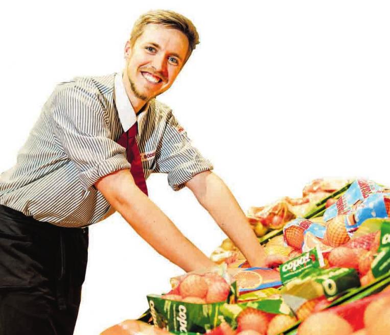 Wie Thore Bödefeld beginnen alle Azubis in der Obst- und Gemüse-Abteilung. Danach werden auch alle anderen Abteilungen durchlaufen. So erhalten die Azubis einen guten Überblick. FOTOS:WWW.PHOTOMATZEN.DE Wie Thore Bödefeld beginnen alle Azubis in der Obst- und Gemüse-Abteilung. Danach werden auch alle anderen Abteilungen durchlaufen. So erhalten die Azubis einen guten Überblick. FOTOS:WWW.PHOTOMATZEN.DE