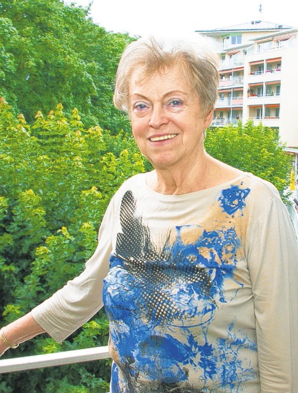 Ingrid Gutschmidt verbringt im Sommer viele Stunden unter der Markise auf ihrem Balkon Foto: Umsorgt wohnen