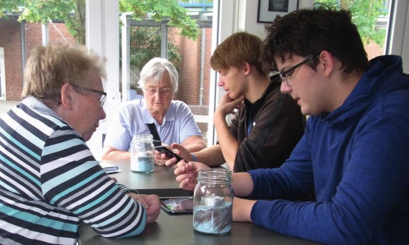 Generationenkonflikt war gestern: Schüler unterrichten Senioren im Umgang mit Handys und Tablets. Generationenkonflikt war gestern: Schüler unterrichten Senioren im Umgang mit Handys und Tablets.