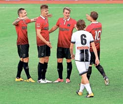 Abschuss: Felix Klaus (Mitte) bejubelt mit Sebastian Maier (von rechts), Waldemar Anton und Marvin Bakalorz sein 1:0 gegen Udinese (1:1).