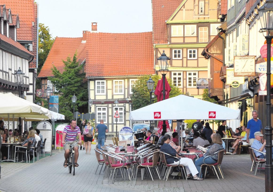Mit einer Rechtsverordnung will die Stadt Celle die Sperrzeit für die Außengastronomie einheitlich auf 23 Uhr festsetzen. Zunächst für die Innenstadt, später auch für die Außenbezirke. Foto: Wasinski Mit einer Rechtsverordnung will die Stadt Celle die Sperrzeit für die Außengastronomie einheitlich auf 23 Uhr festsetzen. Zunächst für die Innenstadt, später auch für die Außenbezirke. Foto: Wasinski