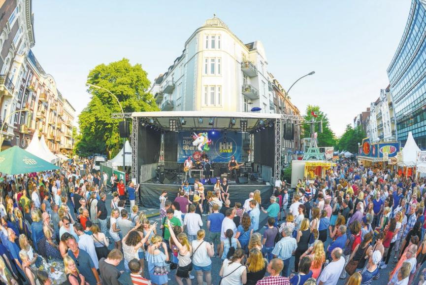 Menschenmassen versammeln sich bei strahlendem Sonnenschein vor der Hauptbühne: so soll es sein beim Eppendorfer Landstraßenfest am Wochenende Foto: bergmann-gruppe.net, Thomas Panzau