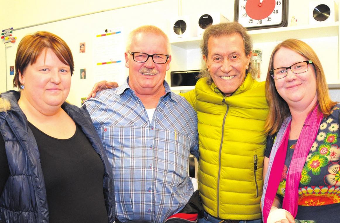 „Meet and Greet“ von Lesern des Celler Kurier mit Albert Hammond: Gewinnerin Saskia Dettmer (von links), Martin Dettmer, Albert Hammond und Isabell Dettmer... „Meet and Greet“ von Lesern des Celler Kurier mit Albert Hammond: Gewinnerin Saskia Dettmer (von links), Martin Dettmer, Albert Hammond und Isabell Dettmer...
