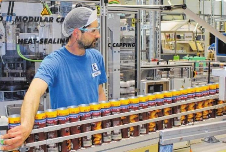 Maschinenführer Artur Michalka bedient die Wickelanlage für Snack-Dosen. An der Hochleistungslinie werden unter anderem Verpackungen für Erdnüsse, Kekse, vor allem aber für Stapelchips hergestellt. Maschinenführer Artur Michalka bedient die Wickelanlage für Snack-Dosen. An der Hochleistungslinie werden unter anderem Verpackungen für Erdnüsse, Kekse, vor allem aber für Stapelchips hergestellt.