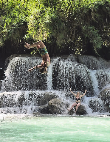 Paradiesisch ist die Landschaft im Norden von Laos. Rieke Doß badet mit Freunden am Kuang-Si-Wasserfall.