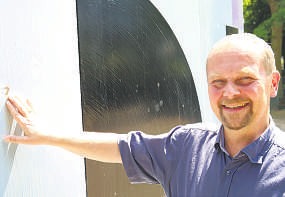 Pastor Stephan Thieme zeigt auf eine notdürftig ausgebesserte Stelle, die von Rost befallen ist Fotos: Timm